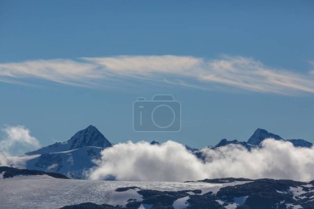 Foto de Pintoresca vista de la montaña en las Montañas Rocosas canadienses en temporada de verano - Imagen libre de derechos