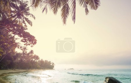 Foto de Hermosos paisajes de verano en la playa tropical. Fondo de vacaciones. - Imagen libre de derechos