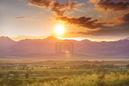 Téléchargez les photos : Paysages ruraux au coucher du soleil en saison estivale - en image libre de droit