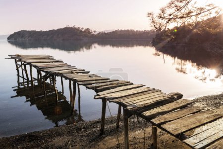 Téléchargez les photos : Jetée sur le lac au lever du soleil - en image libre de droit