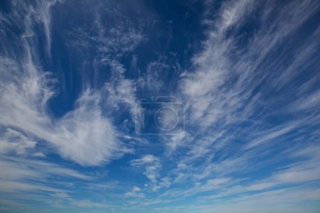 Foto de Fondo soleado, cielo azul con nubes blancas, fondo natural. - Imagen libre de derechos