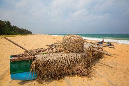 Téléchargez les photos : Bateau de pêche sur la plage au Sri Lanka - en image libre de droit