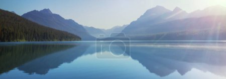 Téléchargez les photos : Beau lac Bowman avec reflet des montagnes spectaculaires dans le parc national des Glaciers, Montana, États-Unis
. - en image libre de droit