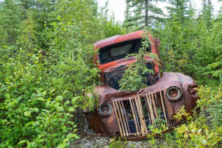 Foto de Una serie de camiones oxidados abandonados de la posguerra que yacen oxidados en el desierto durante el verano en el norte de Canadá - Imagen libre de derechos
