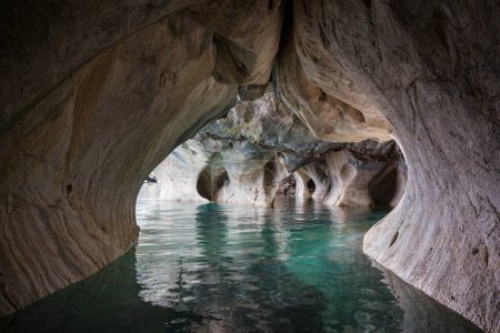 Téléchargez les photos : Grottes de marbre inhabituelles sur le lac du général Carrera, Patagonie, Chili. Carretera Voyage austral
. - en image libre de droit
