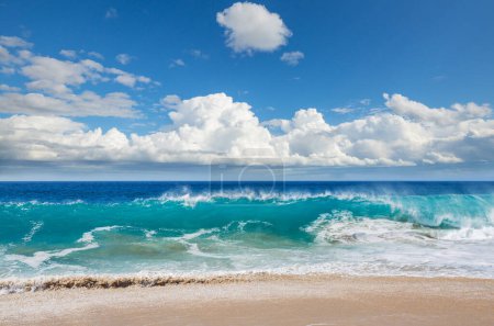 Téléchargez les photos : Une vague bleue sur la plage. Contexte naturel dramatique. - en image libre de droit