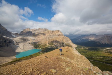 Foto de Caminante en montañas canadienses. La caminata es la actividad recreativa popular en América del Norte. Hay un montón de senderos pintorescos. - Imagen libre de derechos