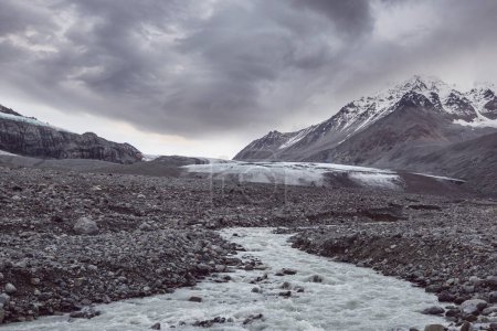 Téléchargez les photos : Glaciers en Alaska par temps nuageux. Incroyable panorama montagnes paysage - en image libre de droit