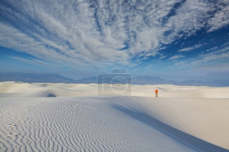 Téléchargez les photos : Randonneur dans White Sands Dunes au Nouveau-Mexique, États-Unis - en image libre de droit