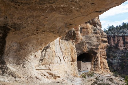 Foto de Gila Cliff Dwellings National Monument in New Mexico, USA - Imagen libre de derechos