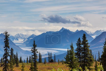 Foto de Pintorescas montañas de Alaska en verano. Macizos cubiertos de nieve, glaciares y picos rocosos. Hermoso fondo natural. - Imagen libre de derechos