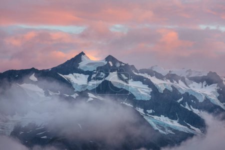 Foto de Beautiful high mountains in Alaska, United States. Amazing natural background. - Imagen libre de derechos