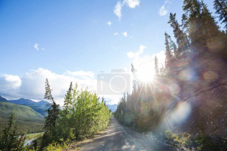 Téléchargez les photos : Route panoramique en Alaska, États-Unis. Nuages de vue dramatique - en image libre de droit