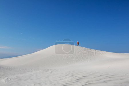Téléchargez les photos : Randonneur dans White Sands Dunes au Nouveau-Mexique, États-Unis - en image libre de droit