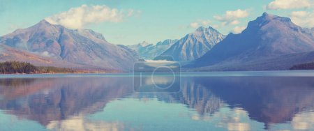 Téléchargez les photos : Pics rocheux pittoresques du parc national des Glaciers, Montana, États-Unis. Beaux paysages naturels. - en image libre de droit