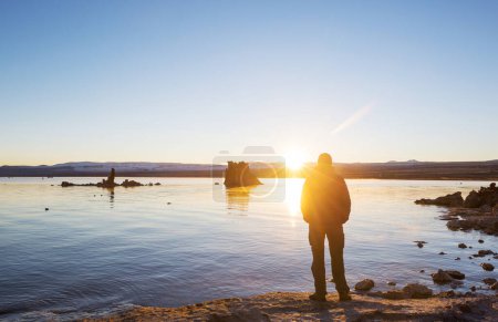 Téléchargez les photos : Man on Mono lake  at the sunrise - en image libre de droit