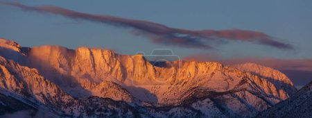 Téléchargez les photos : Sierra Nevada montagnes en Californie, États-Unis. Début de saison hivernale. - en image libre de droit