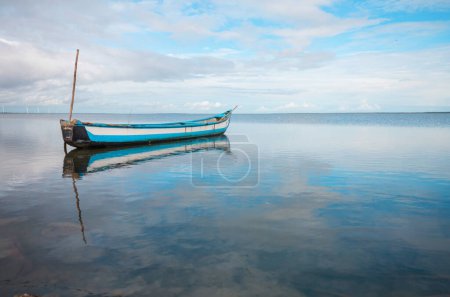 Téléchargez les photos : Bateau de pêche sur la plage au Sri Lanka - en image libre de droit