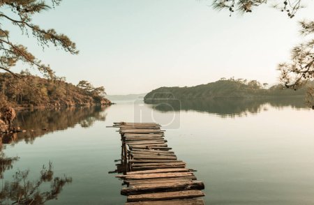 Foto de Muelle de madera en serenidad montañas lago - Imagen libre de derechos