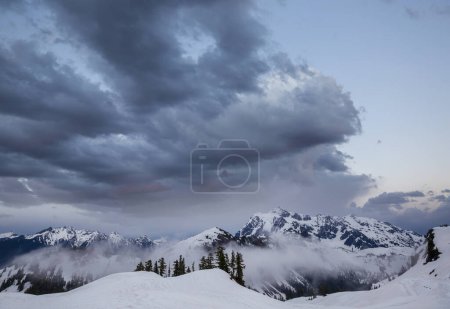 Foto de Montañas cubiertas de nieve en invierno - Imagen libre de derechos