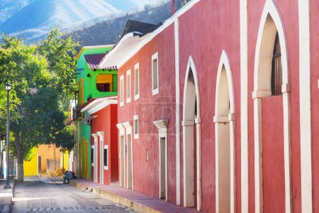 Foto de Amazing colorful buildings in pueblo magico Batopilas in Barrancas del Cobre mountains, Mexico - Imagen libre de derechos
