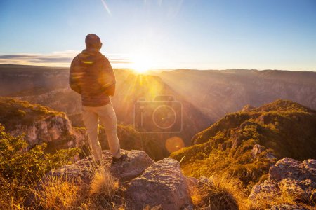 Téléchargez les photos : Touriste au lever du soleil dans les montagnes Barrancas del Cobro, Mexique - en image libre de droit