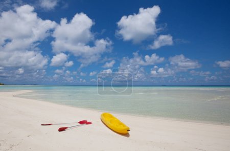 Foto de Kayak en la playa tropical de Maldivas - Imagen libre de derechos