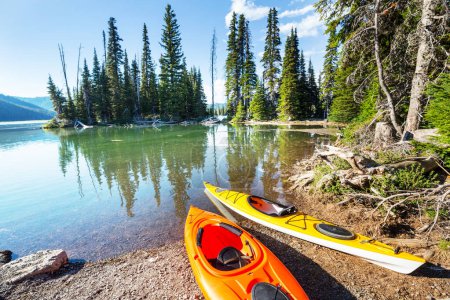 Téléchargez les photos : Kayak dans le lac de montagne en saison estivale - en image libre de droit
