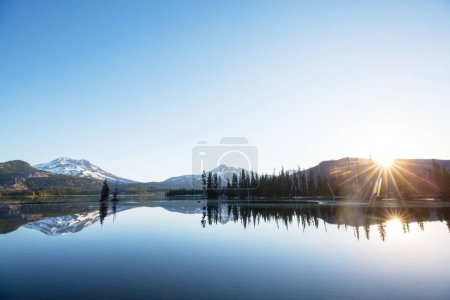 Foto de Sereno hermoso lago en las montañas de la mañana, Oregon, EE.UU.. - Imagen libre de derechos