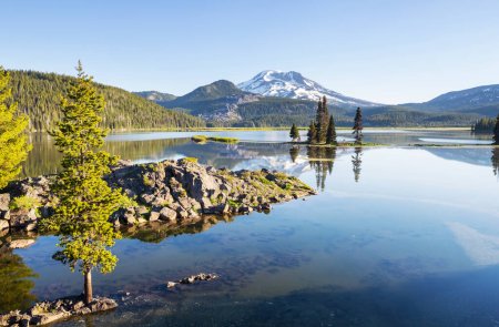 Téléchargez les photos : Serene beau lac dans les montagnes du matin, Oregon, États-Unis. - en image libre de droit