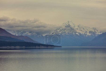 Foto de Increíbles paisajes naturales en Nueva Zelanda. Hermosas montañas . - Imagen libre de derechos