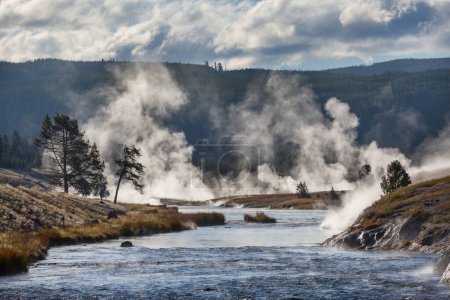 Foto de Fondo natural inspirador. Campos de piscinas y géiseres en el Parque Nacional Yellowstone, Estados Unidos. - Imagen libre de derechos