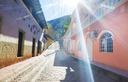Téléchargez les photos : Incroyables bâtiments colorés à pueblo magico Batopilas dans les montagnes Barrancas del Cobre, Mexique - en image libre de droit