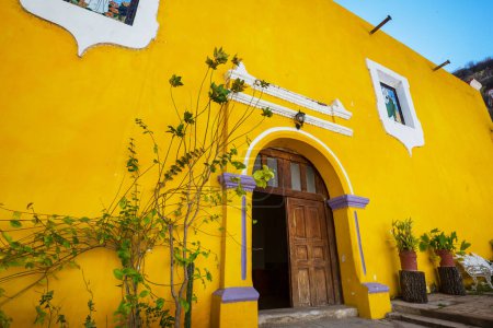 Foto de Increíbles edificios coloridos en pueblo mágico Batopilas en Barrancas del Cobre, México - Imagen libre de derechos