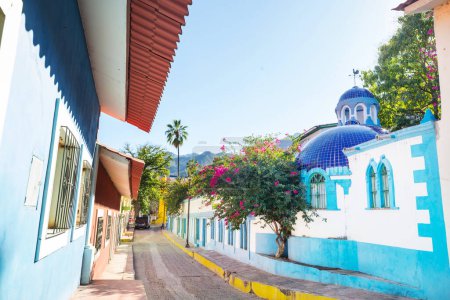 Foto de Increíbles edificios coloridos en pueblo mágico Batopilas en Barrancas del Cobre, México - Imagen libre de derechos