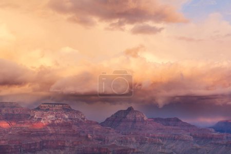 Foto de Pintorescos paisajes del Gran Cañón, Arizona, EE.UU. Hermoso fondo natural. Vista del amanecer. - Imagen libre de derechos
