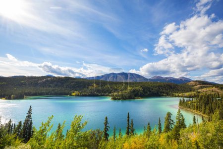 Escena serena junto al lago de montaña en Canadá
