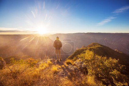 Téléchargez les photos : Touriste au lever du soleil dans les montagnes Barrancas del Cobro, Mexique - en image libre de droit