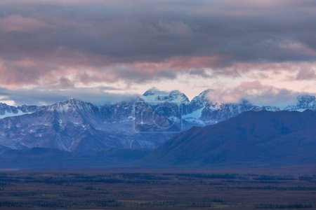 Téléchargez les photos : Beautiful high mountains in Alaska, United States. Amazing natural background. - en image libre de droit
