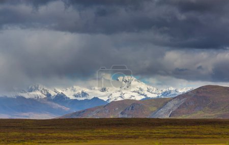 Foto de Beautiful high mountains in Alaska, United States. Amazing natural background. - Imagen libre de derechos