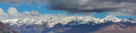 Téléchargez les photos : Beautiful high mountains in Alaska, United States. Amazing natural background. - en image libre de droit