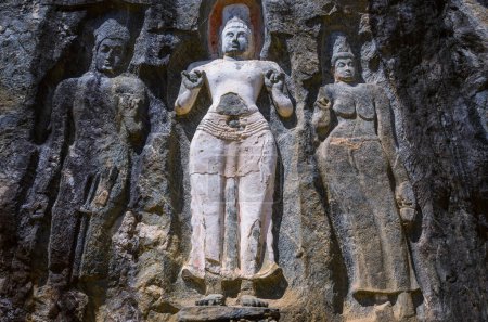 Téléchargez les photos : Rocher sculpté de sculpture bouddhiste à Buduruvagala (site du patrimoine mondial de l'UNESCO), Sri Lanka, Asie du Sud - en image libre de droit