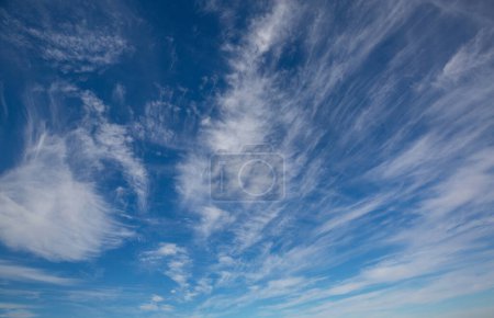 Foto de Fondo soleado, cielo azul con nubes blancas, fondo natural. - Imagen libre de derechos