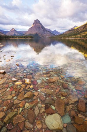 Foto de Pintorescos picos rocosos del Parque Nacional Glaciar, Montana, EE.UU. Hermosos paisajes naturales. - Imagen libre de derechos