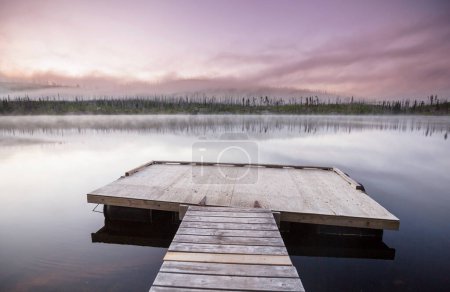Téléchargez les photos : Masse en bois dans le lac de montagnes de sérénité - en image libre de droit