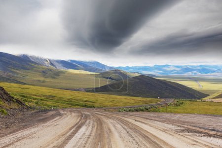 Foto de Sin fin Dempster Highway cerca del círculo polar ártico, ripio distancia principal de Dawson City a Inuvik, Canadá - Imagen libre de derechos