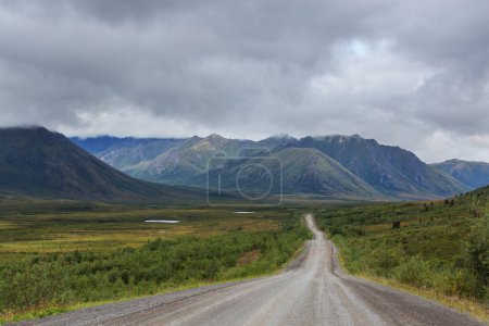 Foto de Sin fin Dempster Highway cerca del círculo polar ártico, ripio distancia principal de Dawson City a Inuvik, Canadá - Imagen libre de derechos