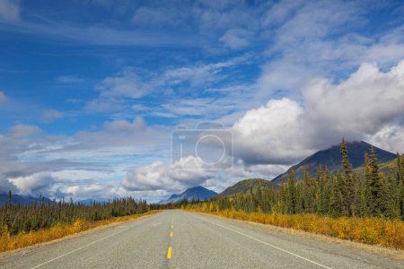 Téléchargez les photos : Autoroute en Alaska, États-Unis - en image libre de droit