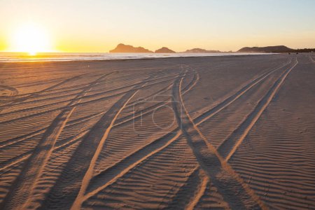 Téléchargez les photos : Belle plage avec eau turquoise et sable jaune - en image libre de droit
