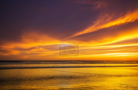 Foto de Fantástica puesta de sol tropical en la playa del océano - Imagen libre de derechos